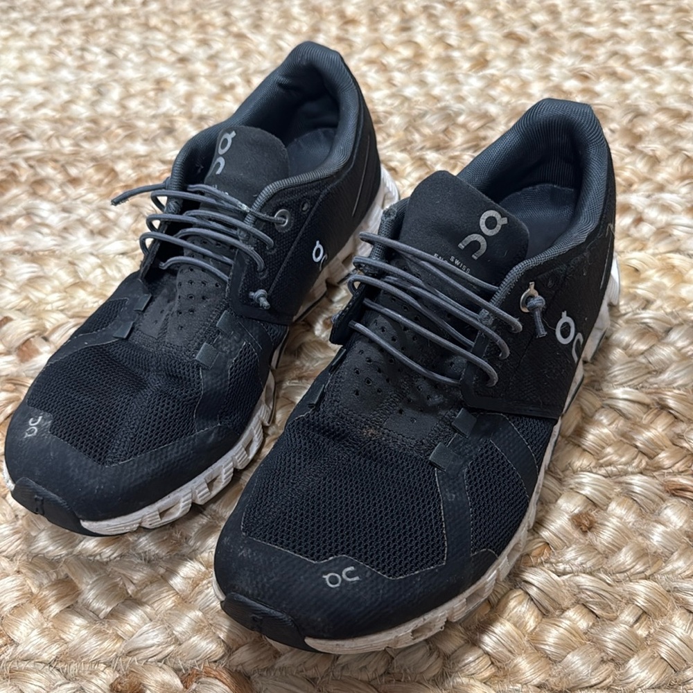 On Cloud Sneakers Sz W8.5 Black
